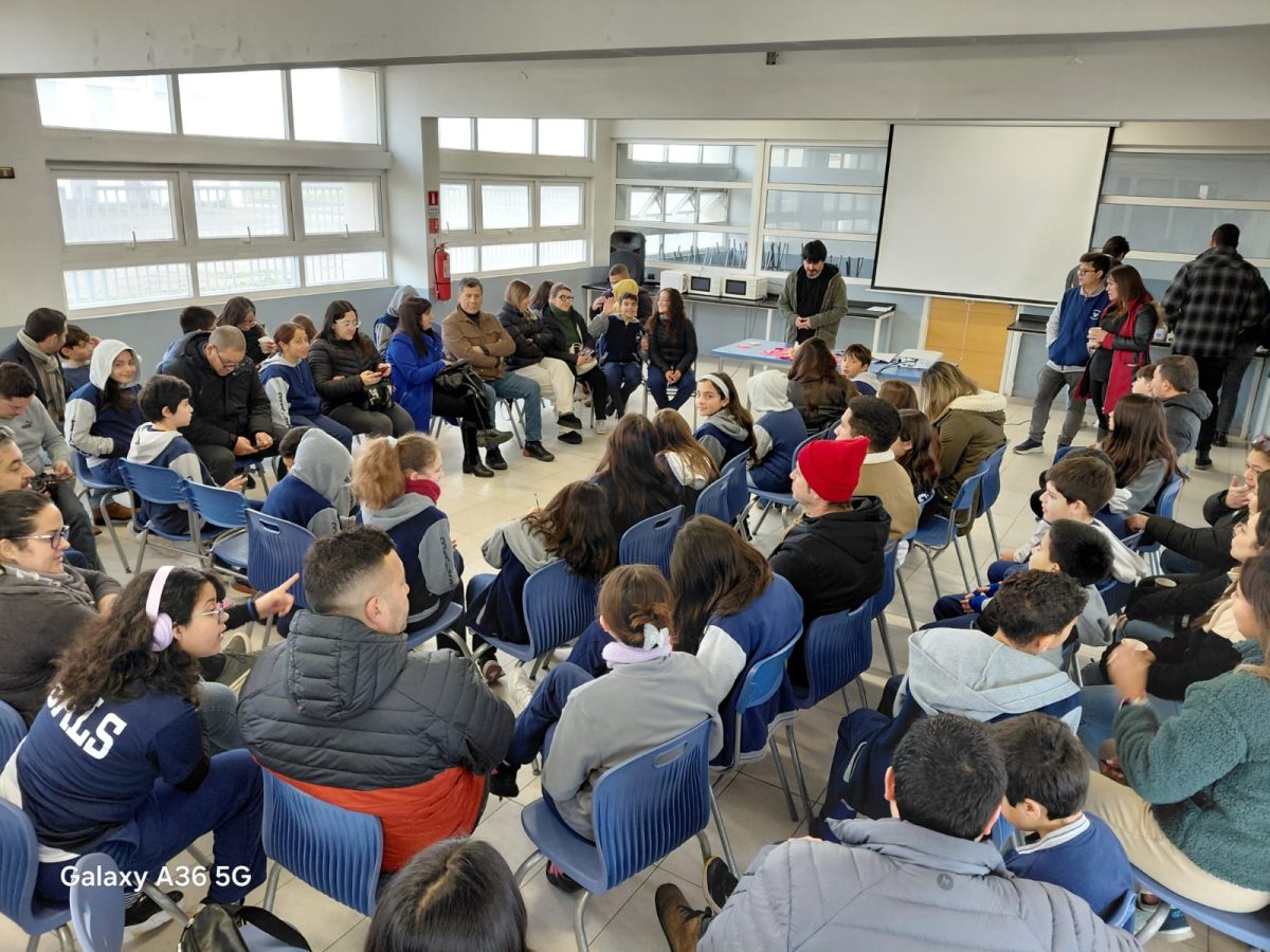 Taller “¿Enredados con las redes sociales?” para estudiantes y apoderados/as de 5° Básico 