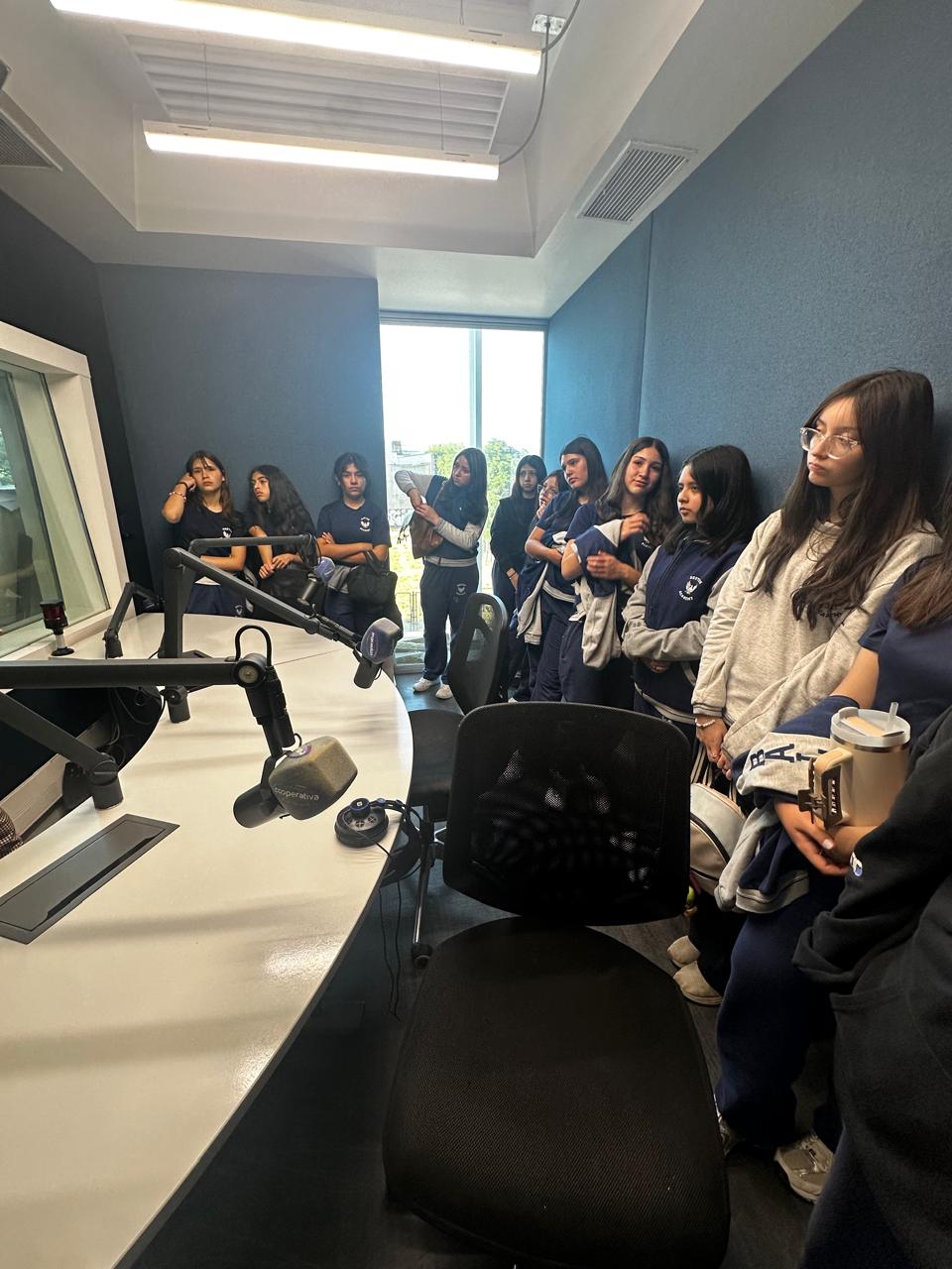 Salida pedagógica a Radio Cooperativa Los Estudiantes de 8ºbásico A y B