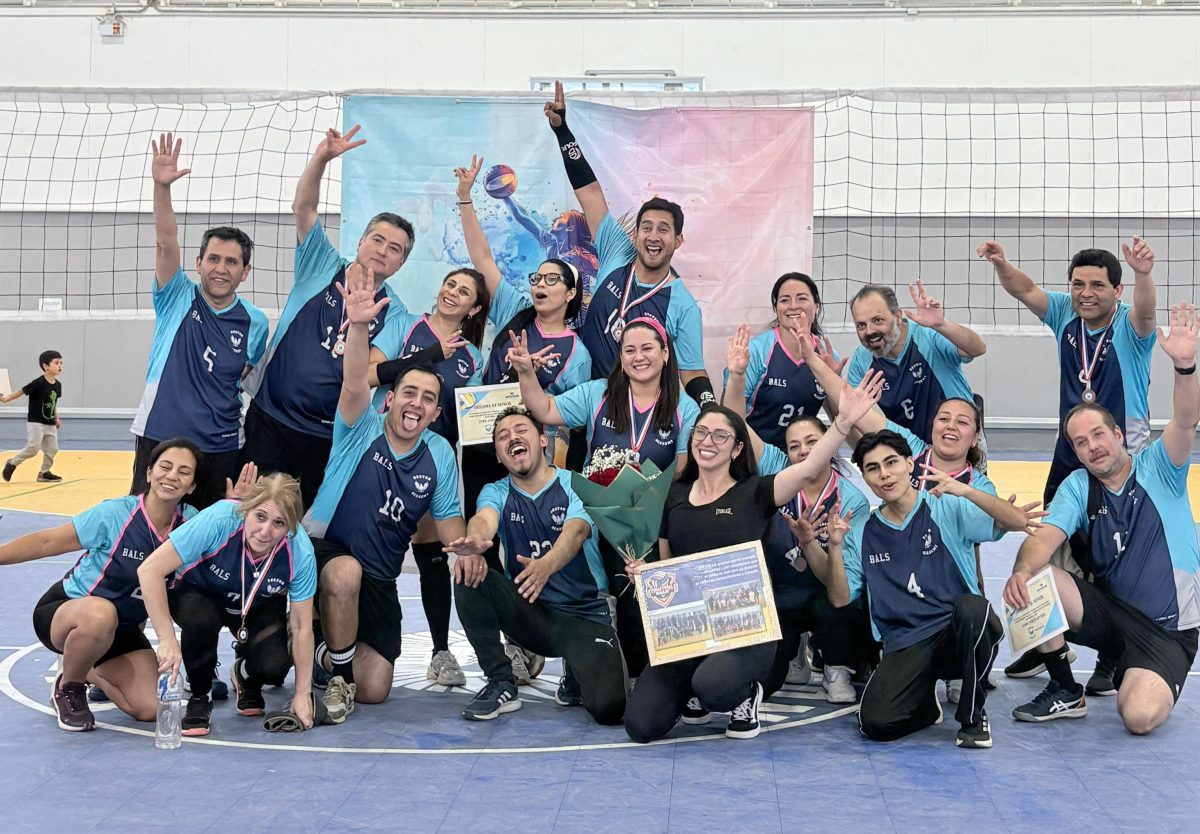 Copa La Amistad: Apoderados de Boston Academy fortalecen lazos en una jornada de Vóleibol
