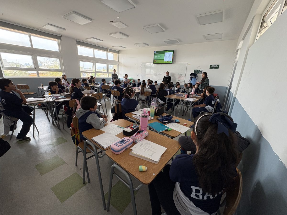 Un gran paso: Pre-Kínder visita a Quinto Básico