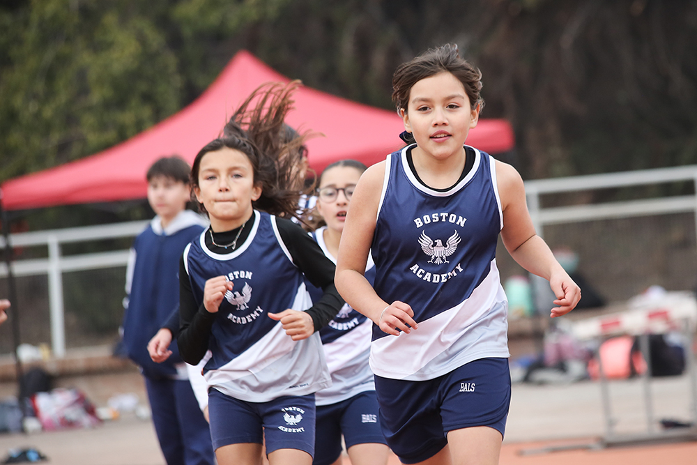 Atletas de Boston Academy destacan con nuevos récords en la Copa de Atletismo Escolar