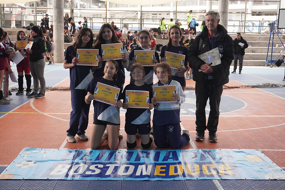 Gran nivel de juego en la fecha de Vóleibol Mini Damas en las Olimpiadas BostonEduca