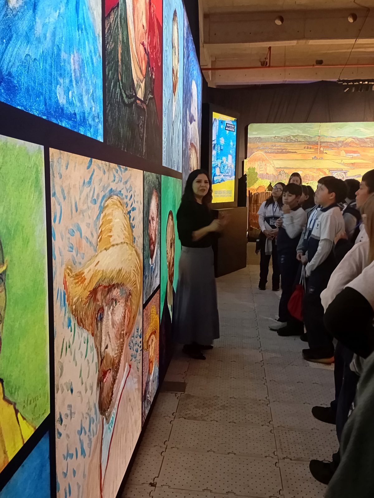 El arte cobró vida! Quintos básicos disfrutan de la reconocida exposición internacional “Van Gogh en Vivo: La Experiencia Real”