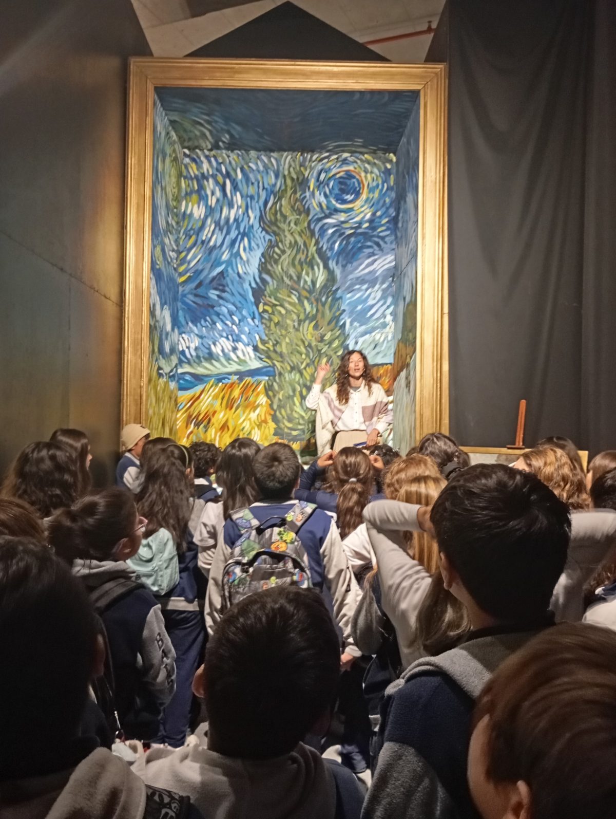 El arte cobró vida! Quintos básicos disfrutan de la reconocida exposición internacional “Van Gogh en Vivo: La Experiencia Real”