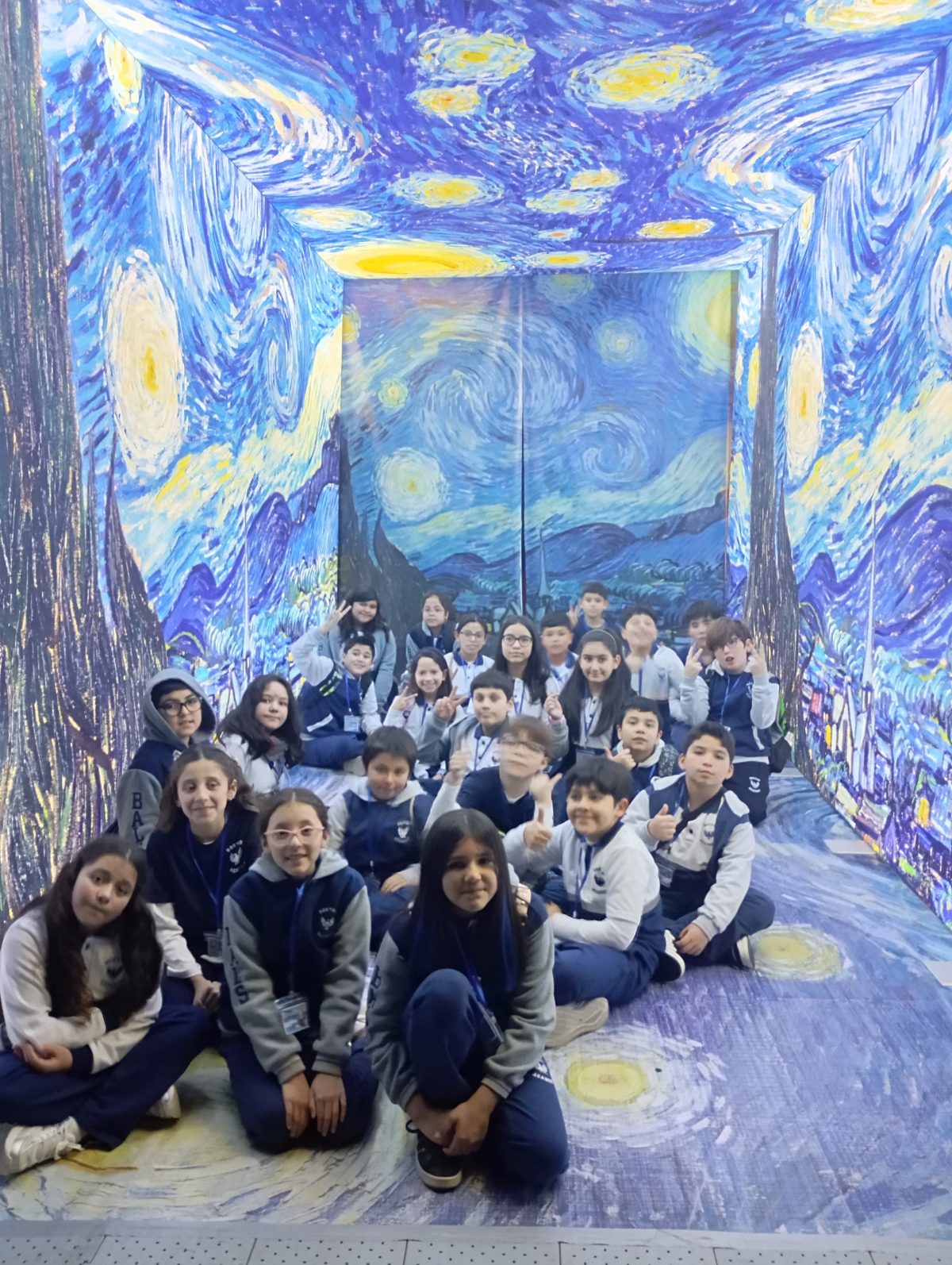 El arte cobró vida! Quintos básicos disfrutan de la reconocida exposición internacional “Van Gogh en Vivo: La Experiencia Real”