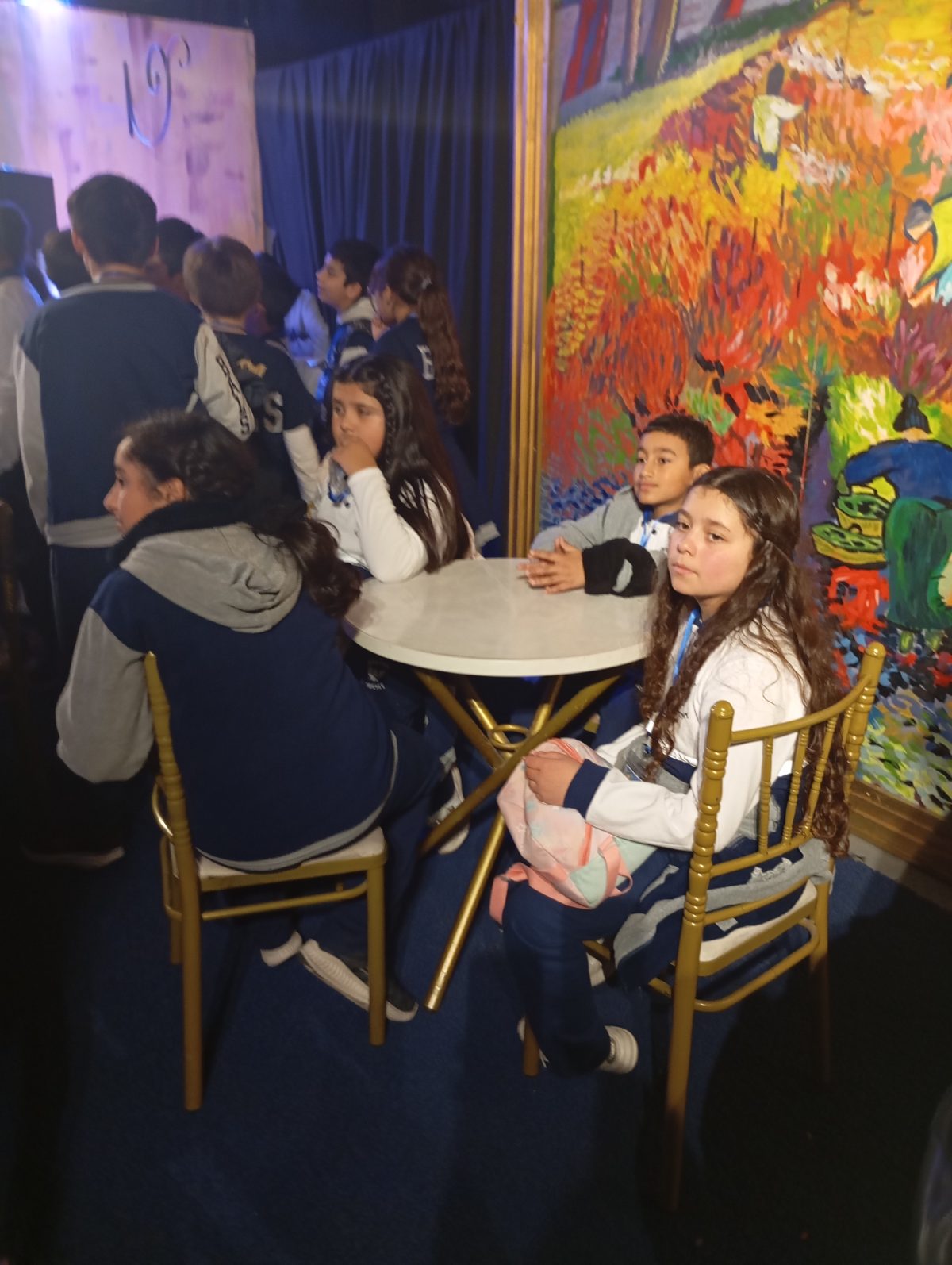 El arte cobró vida! Quintos básicos disfrutan de la reconocida exposición internacional “Van Gogh en Vivo: La Experiencia Real”