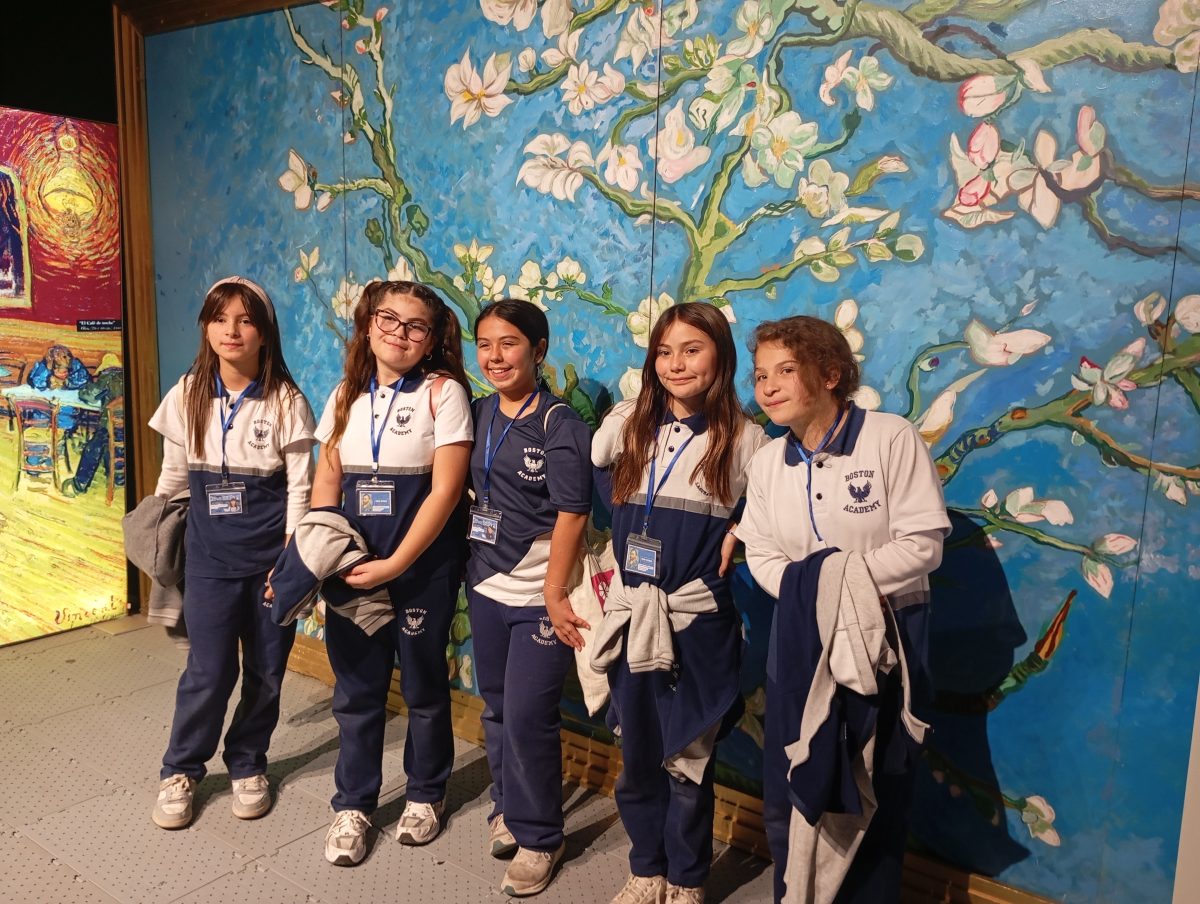¡El arte cobró vida! Quintos básicos disfrutan de la reconocida exposición internacional “Van Gogh en Vivo: La Experiencia Real”.