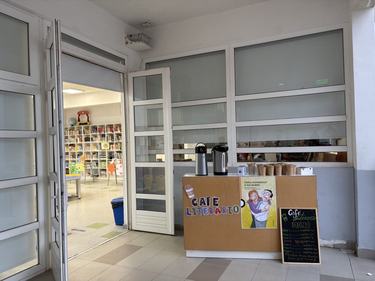 Un cálido encuentro entre libros y café: Terceros básicos protagonizan Café Literario en la Biblioteca